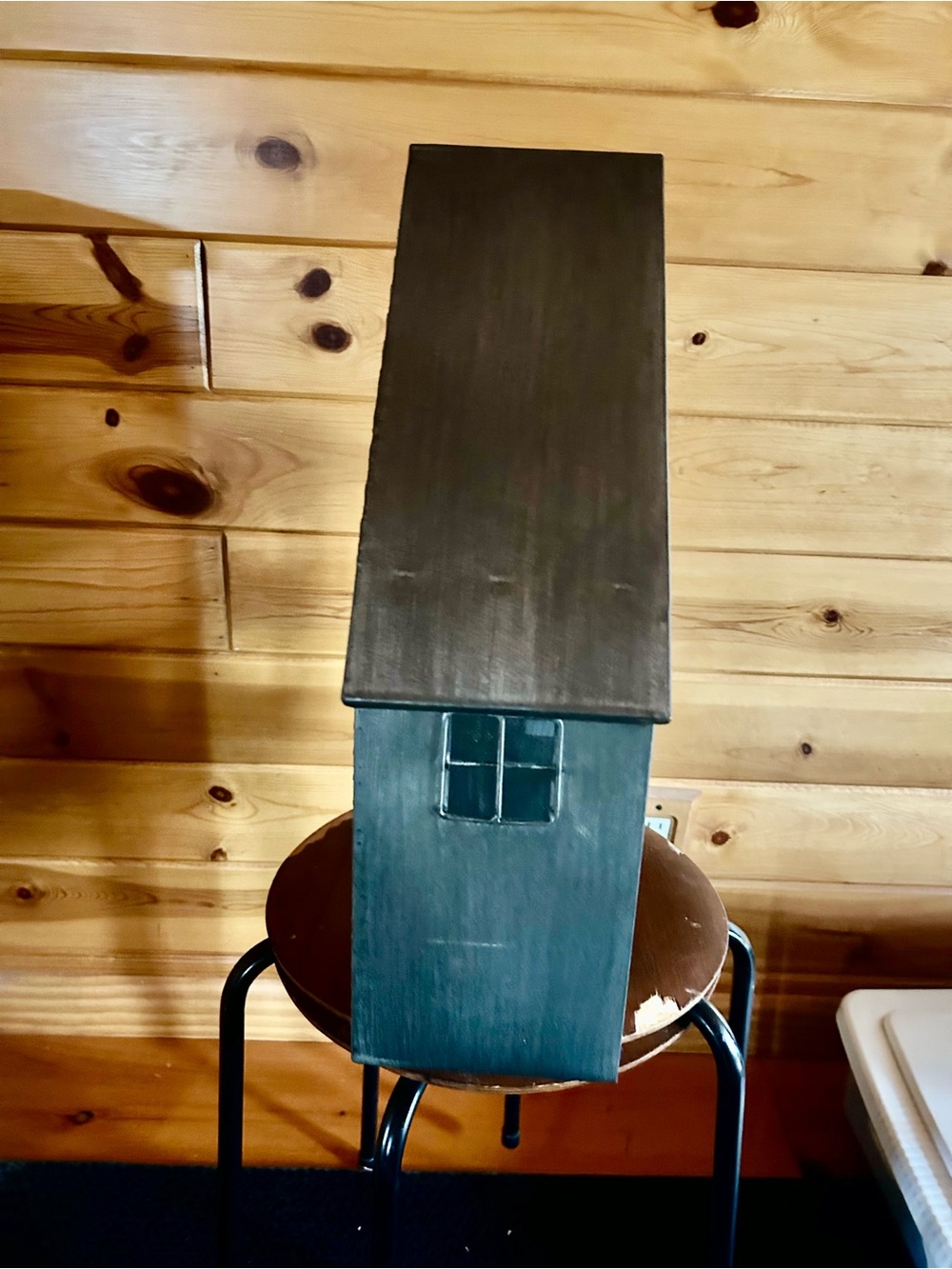 Metal House 🏠 Shape Wall Display Shelf - Picture 4 of 4